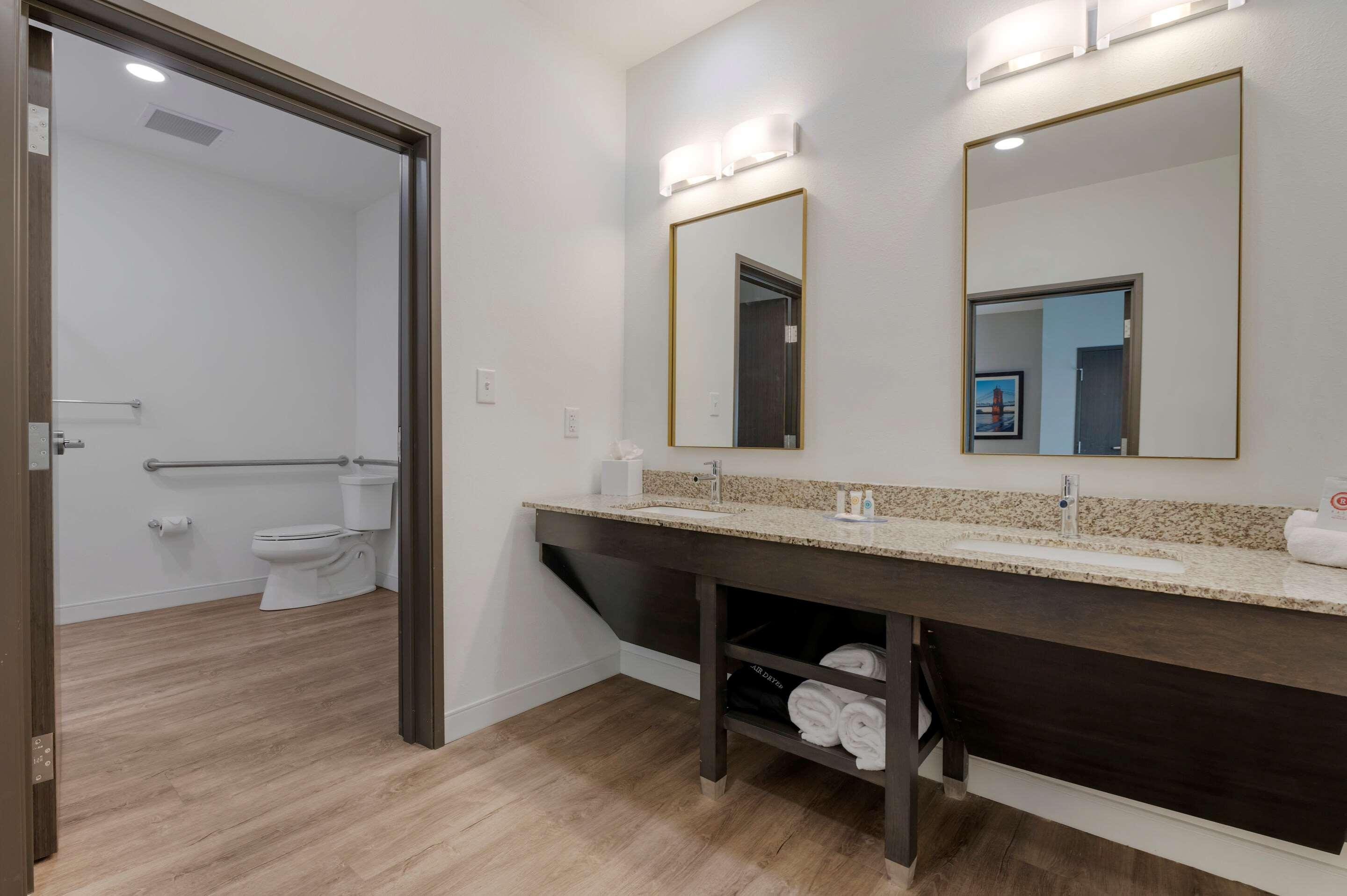 Comfort Suites Cincinnati University - Downtown ภายนอก รูปภาพ