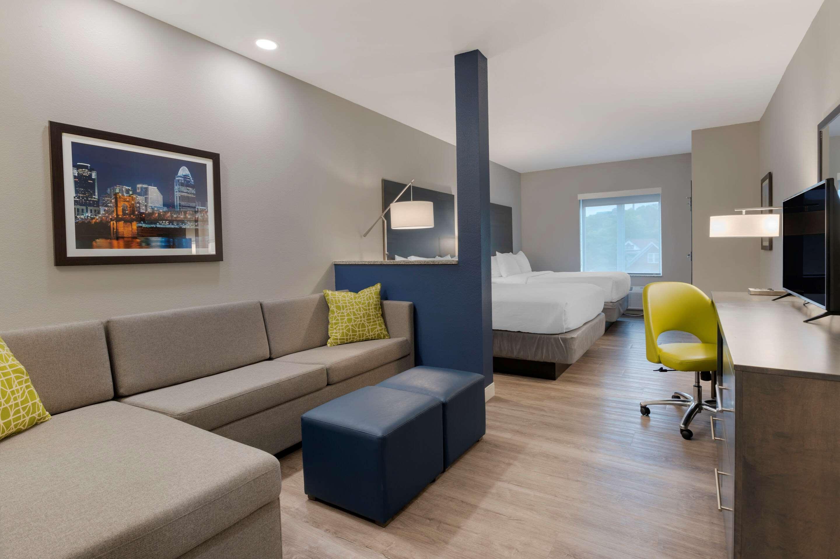 Comfort Suites Cincinnati University - Downtown ภายนอก รูปภาพ