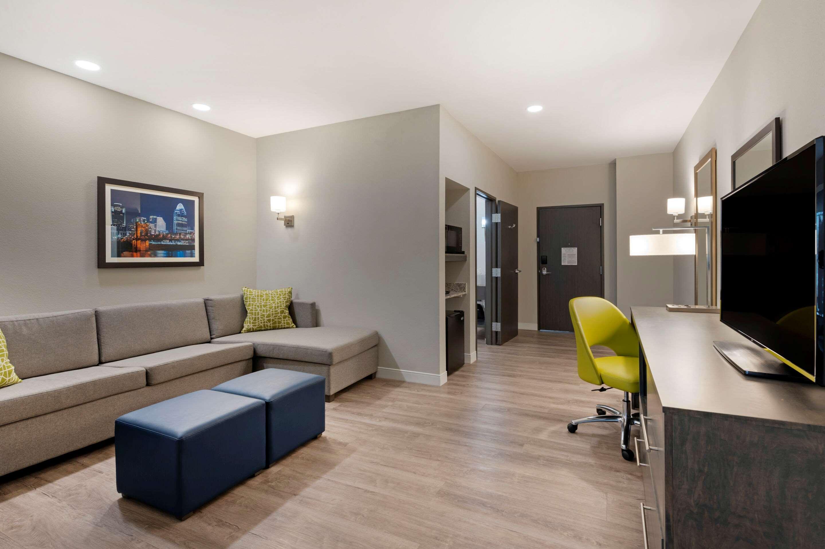Comfort Suites Cincinnati University - Downtown ภายนอก รูปภาพ