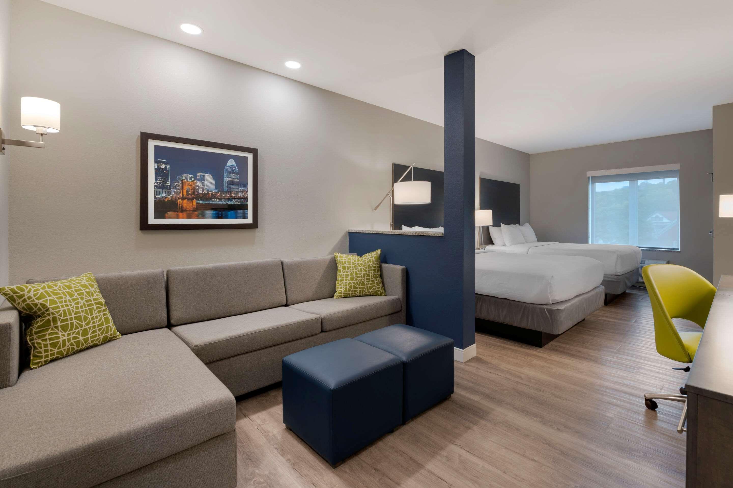 Comfort Suites Cincinnati University - Downtown ภายนอก รูปภาพ