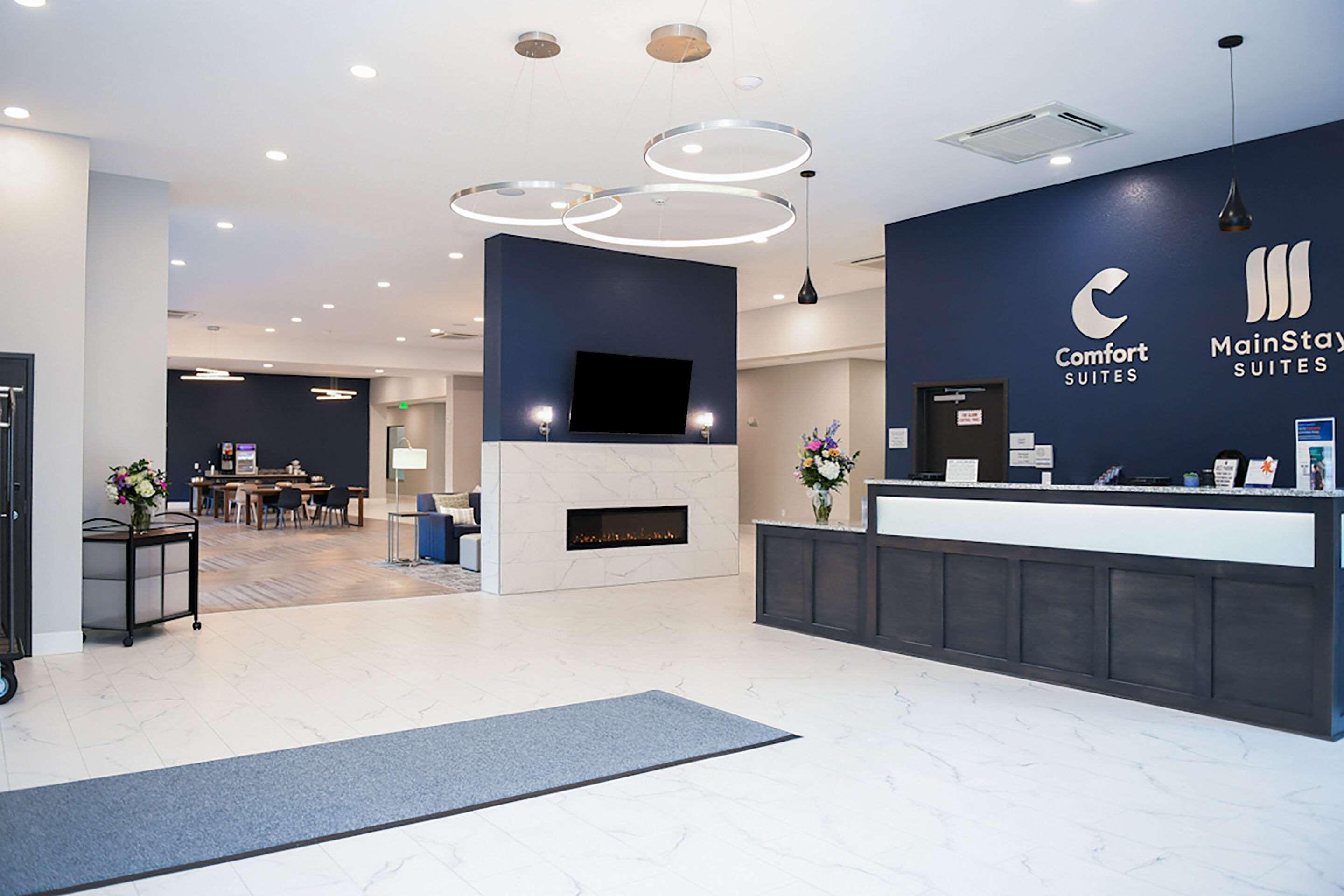 Comfort Suites Cincinnati University - Downtown ภายนอก รูปภาพ